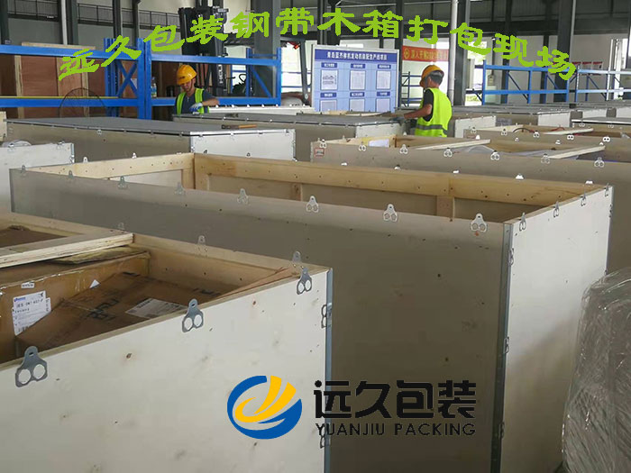 钢带木箱打包现场 钢带木箱打包现场